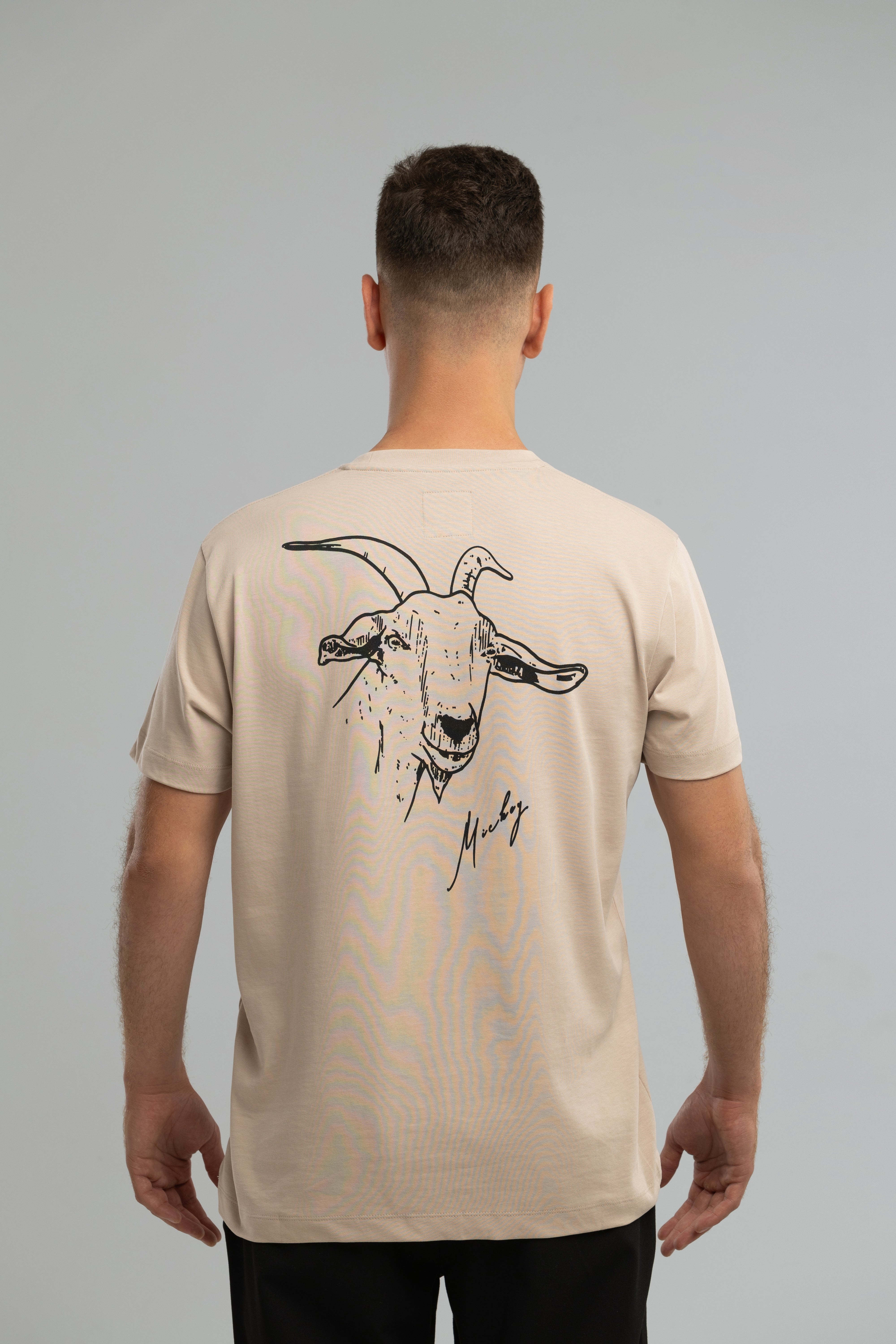 Von Mickey der Ziege inspiriertes T-Shirt aus Stein mit seitlichem Wilderness Cooking-Logo