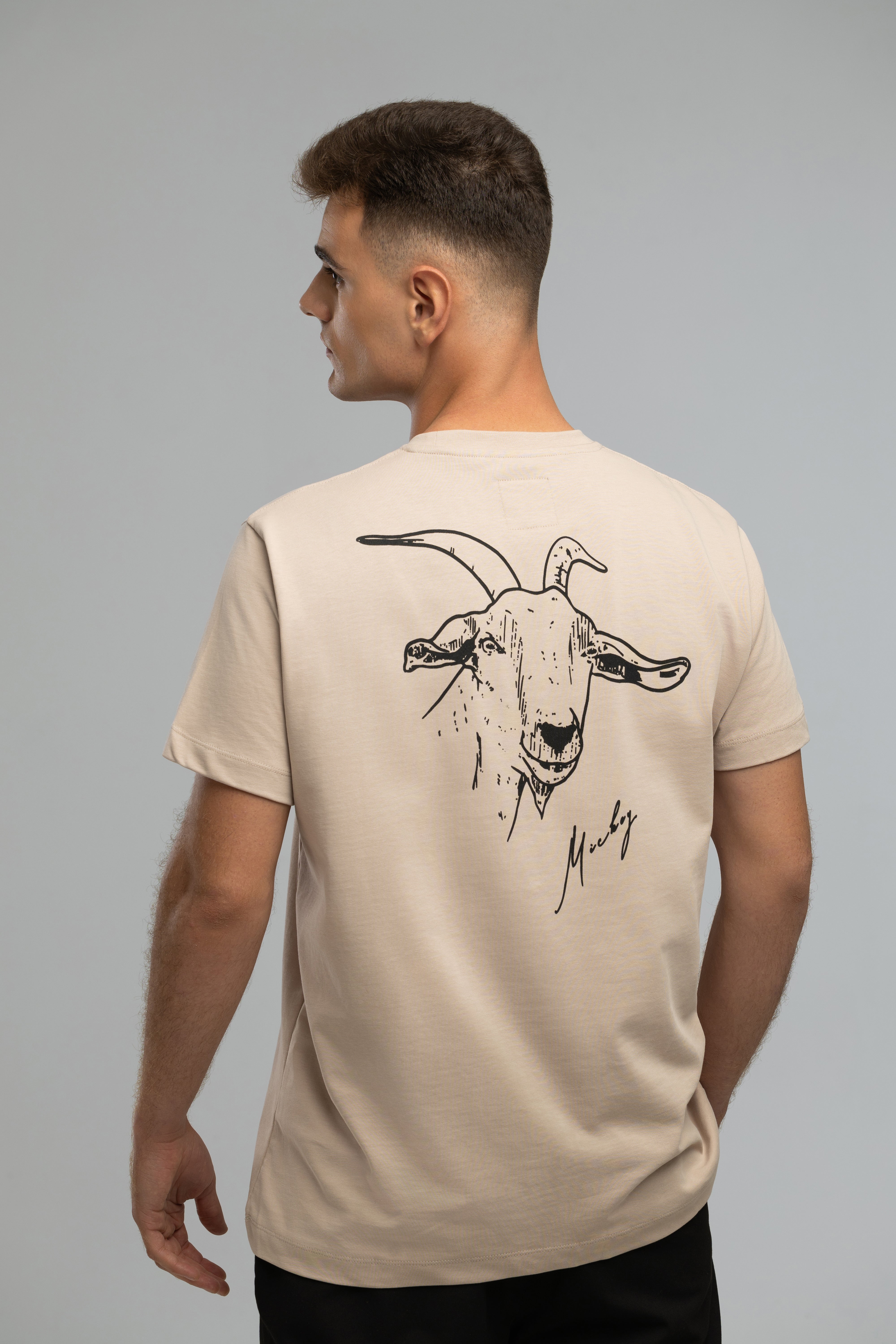 Von Mickey der Ziege inspiriertes T-Shirt aus Stein mit seitlichem Wilderness Cooking-Logo