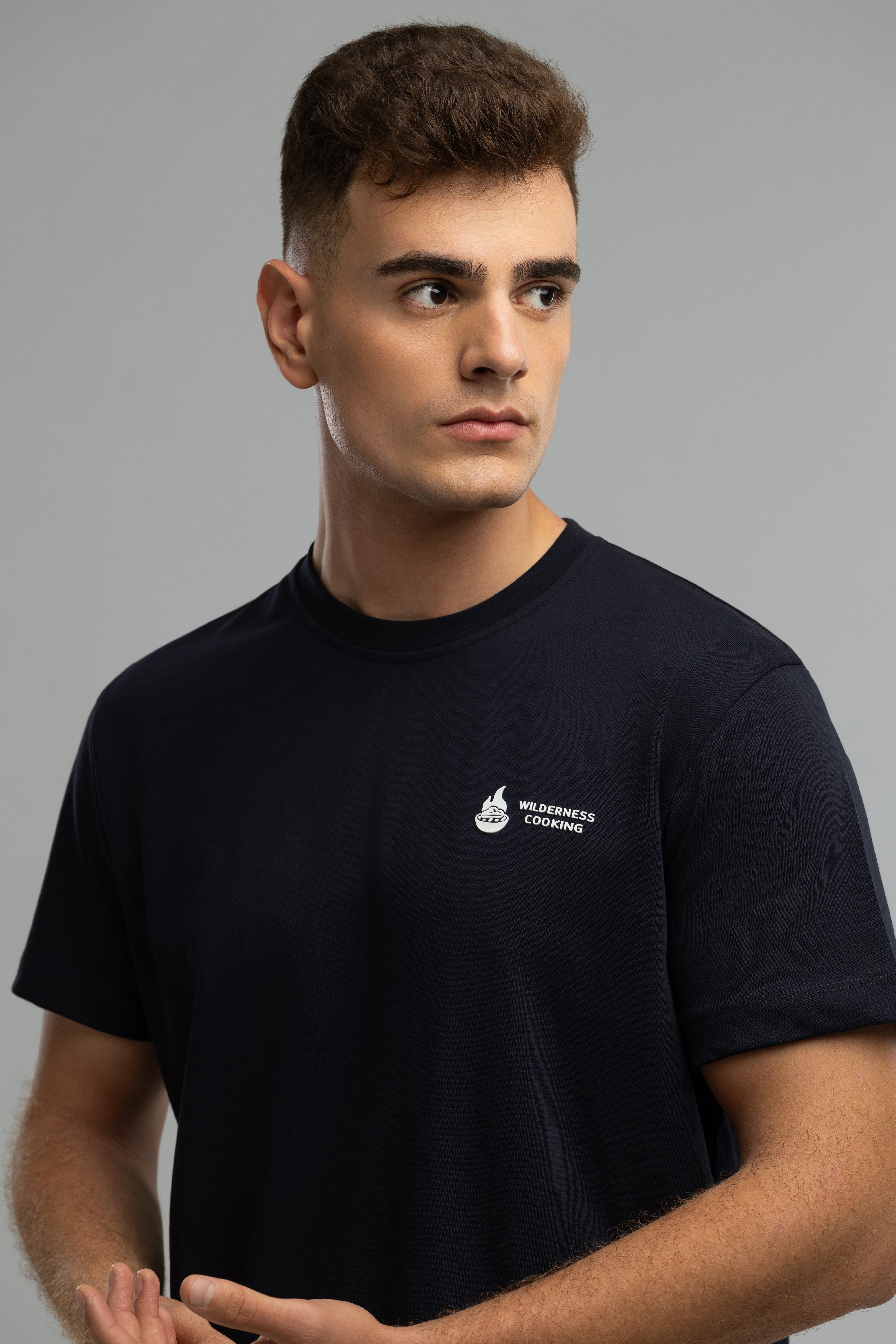 Monochromes Wilderness Cooking Logo Marineblaues T-Shirt