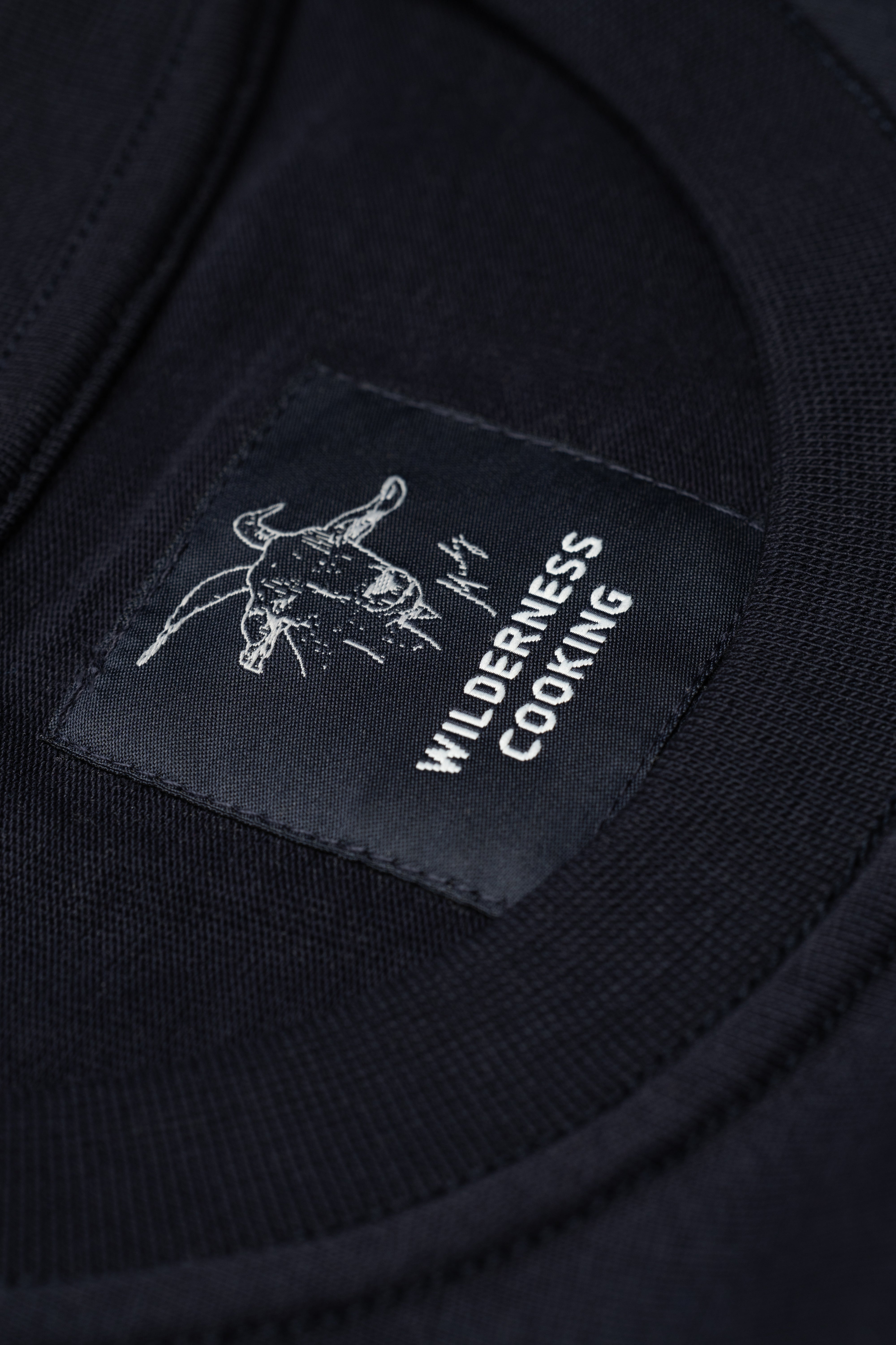 Monochromes Wilderness Cooking Logo Marineblaues T-Shirt