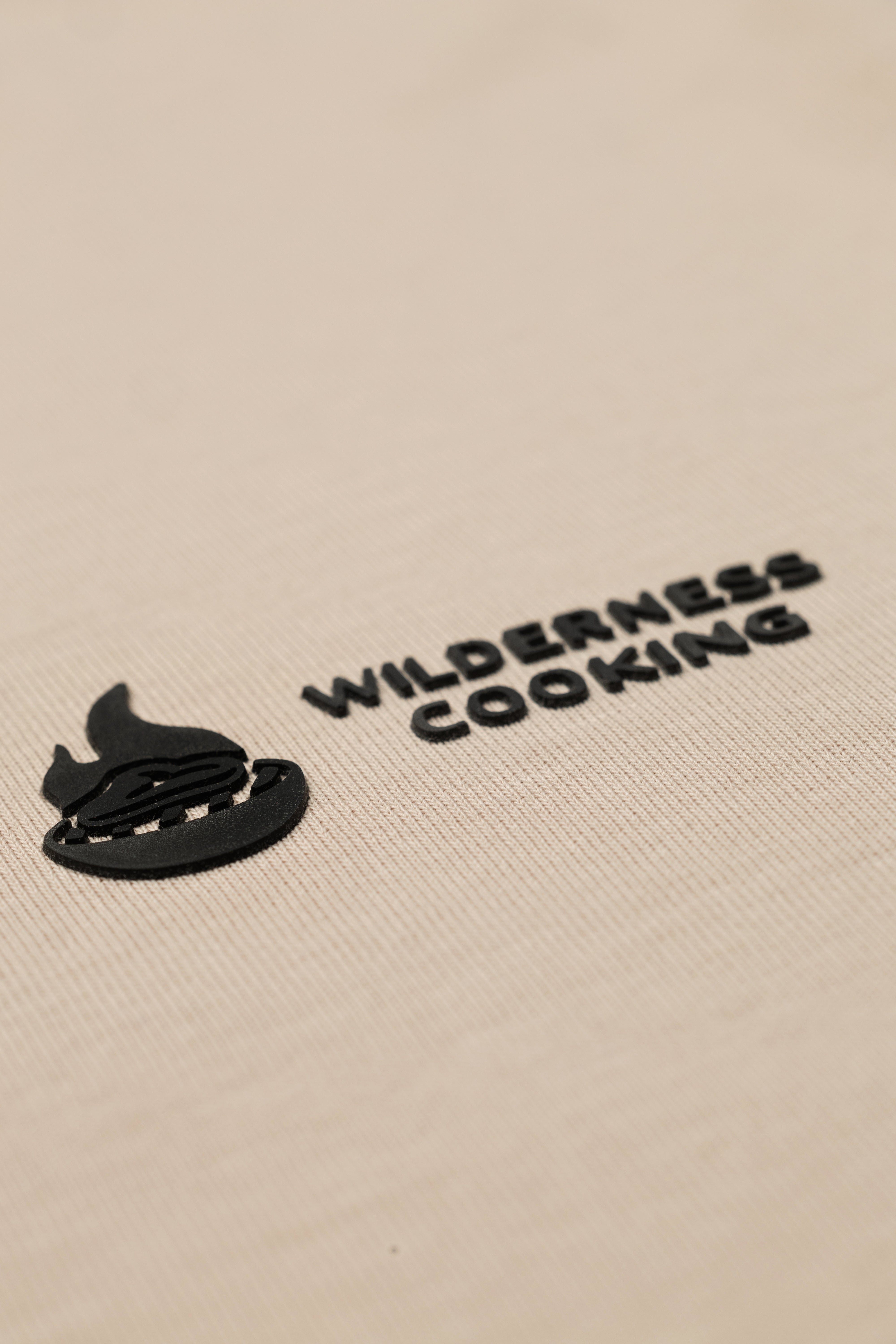 Von Mickey der Ziege inspiriertes T-Shirt aus Stein mit seitlichem Wilderness Cooking-Logo