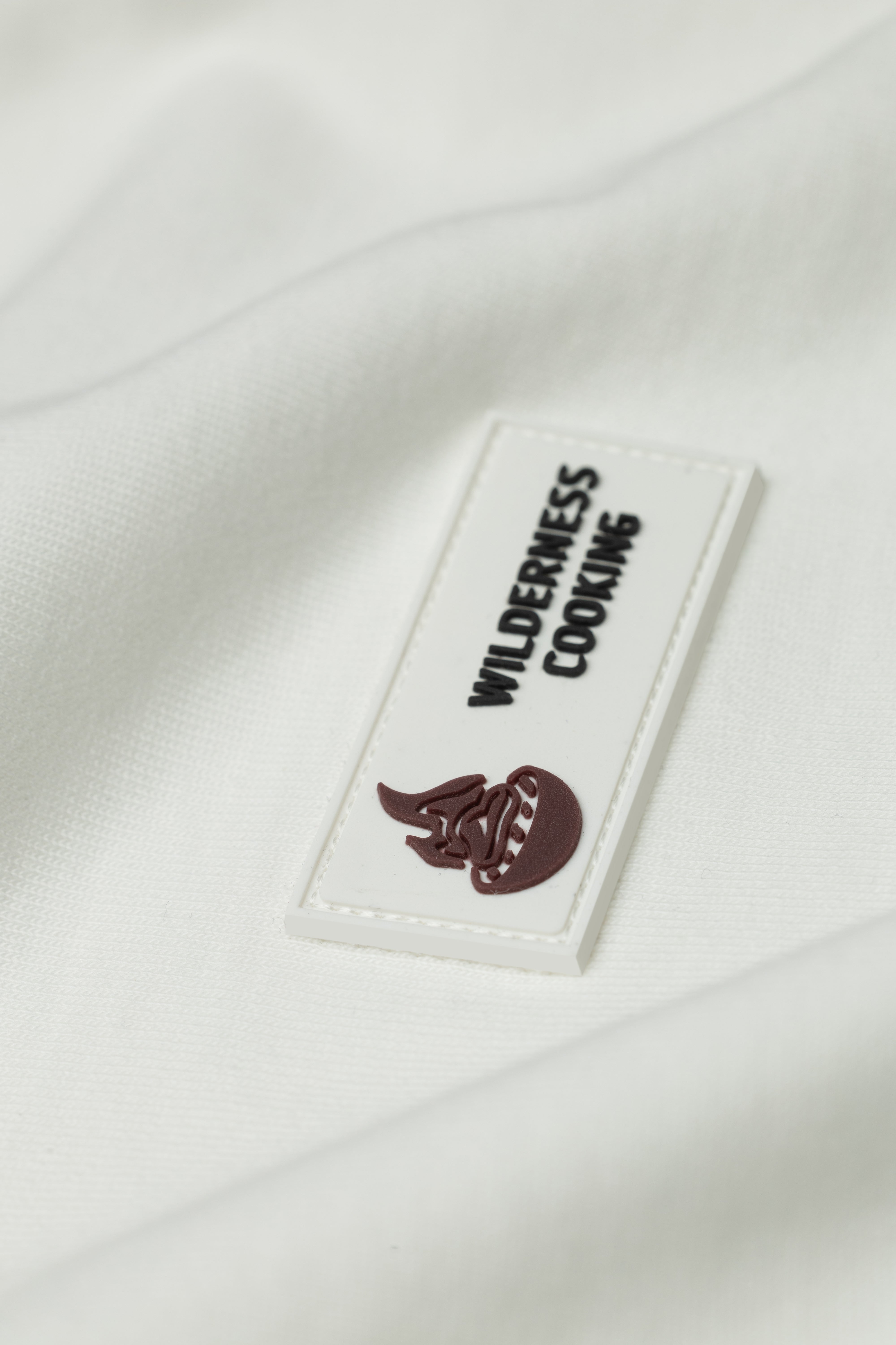 T-Shirt „Wilderness Cooking“ mit Logo-Patch in zwei Farben, Ecru