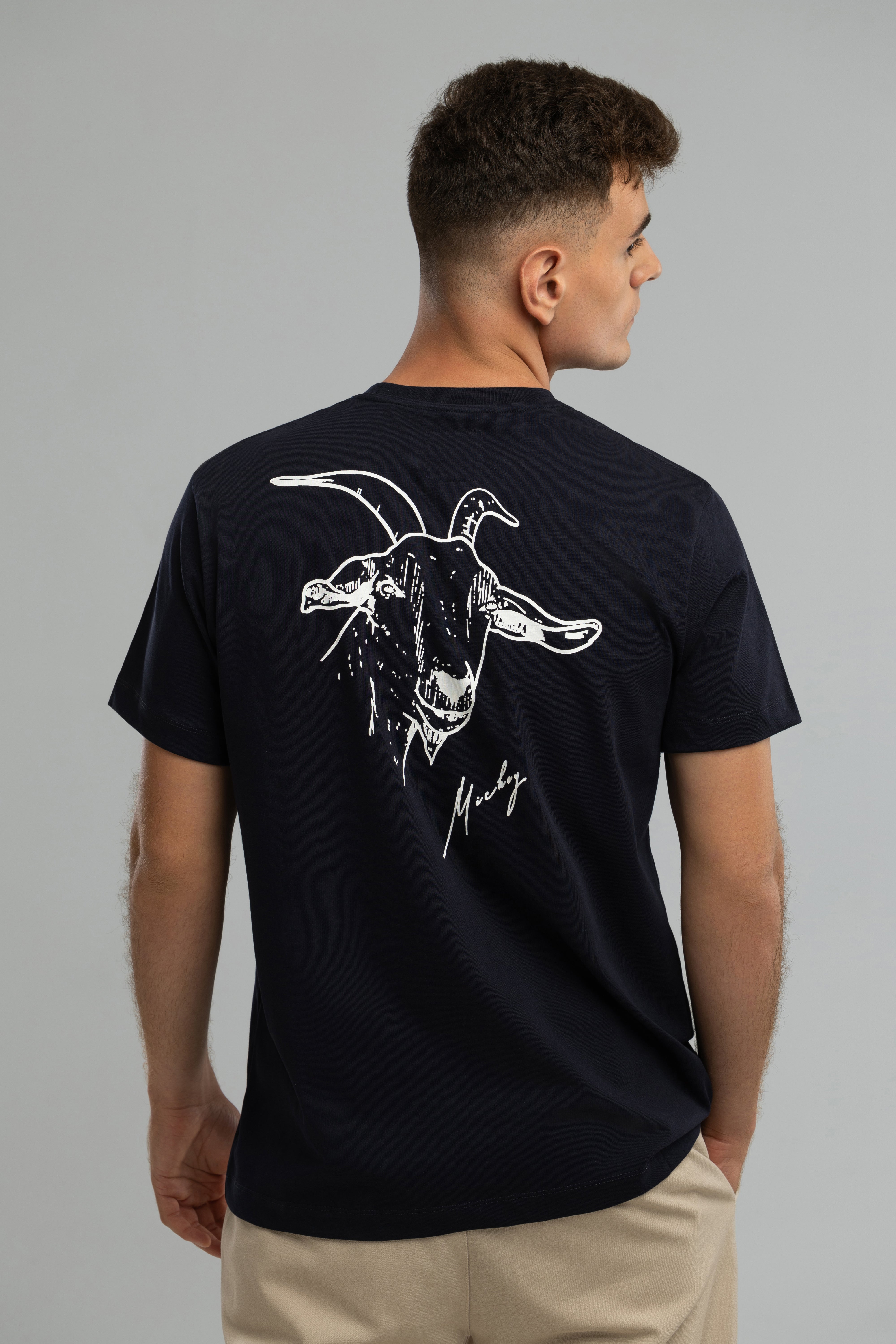 Marineblaues T-Shirt im Stil von Mickey the Goat mit seitlichem Wilderness Cooking-Logo