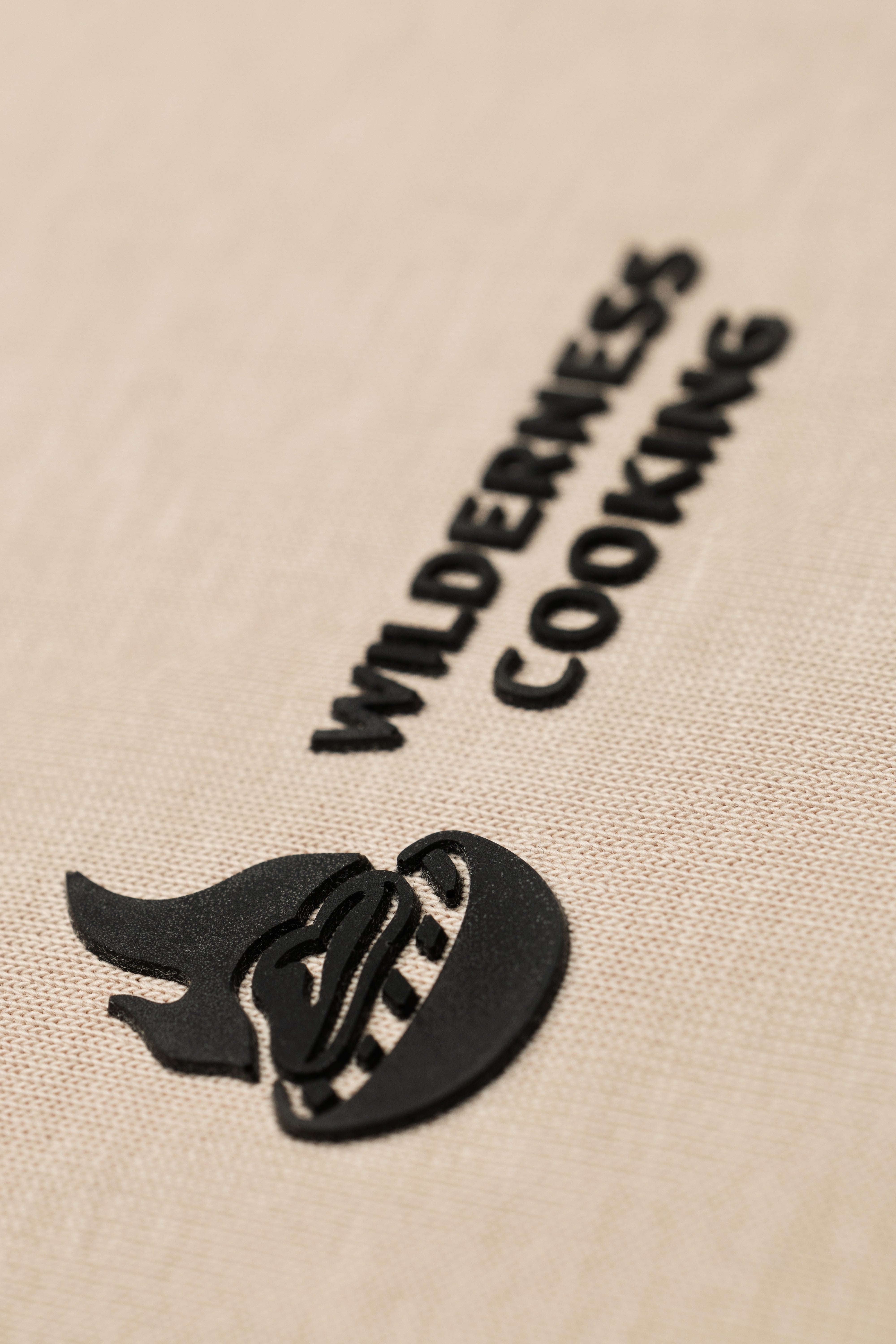 Monochromes T-Shirt mit Wilderness Cooking-Logo in Stein