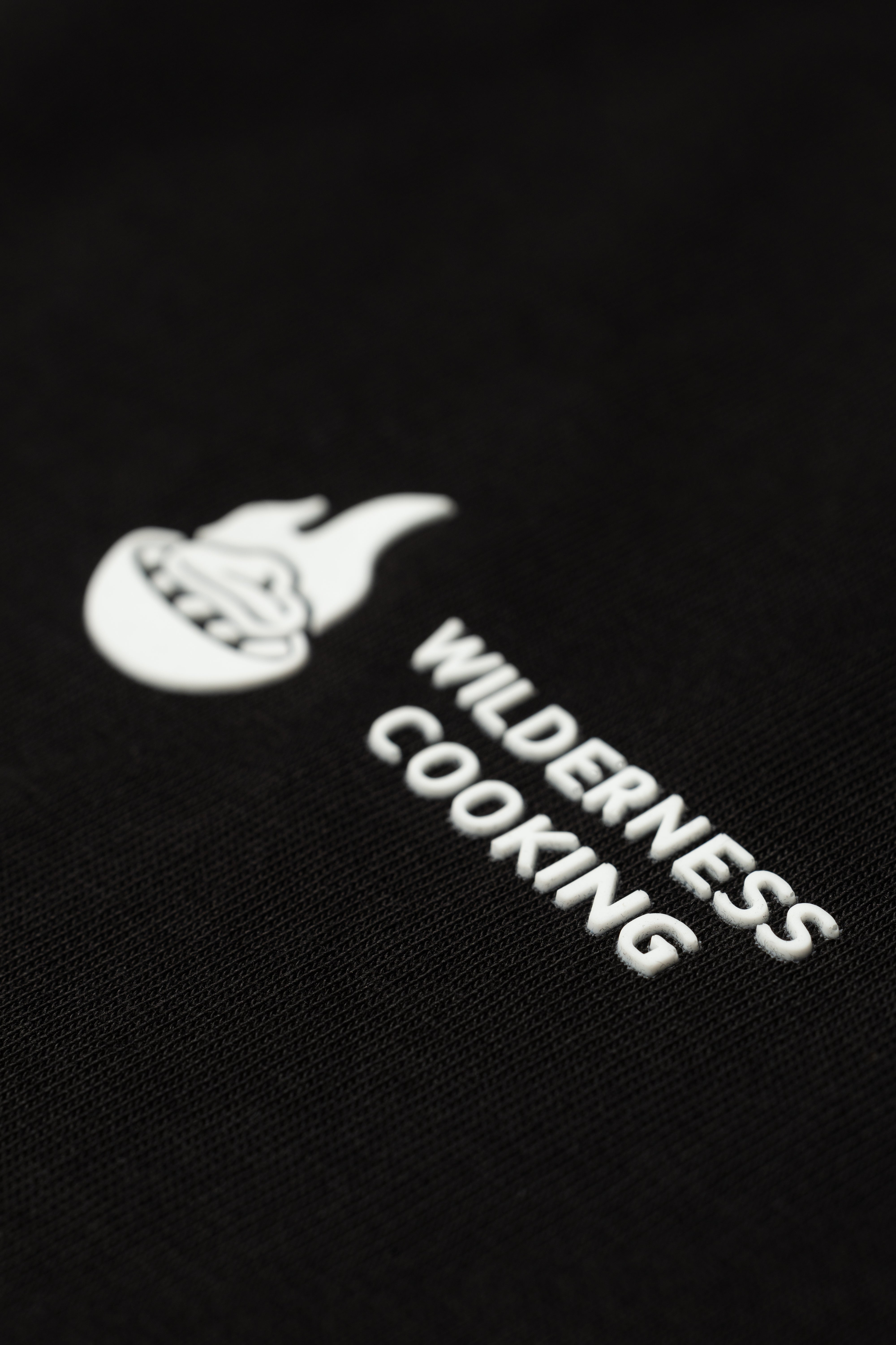 Monochromes Wilderness Cooking Logo Schwarzes T-Shirt