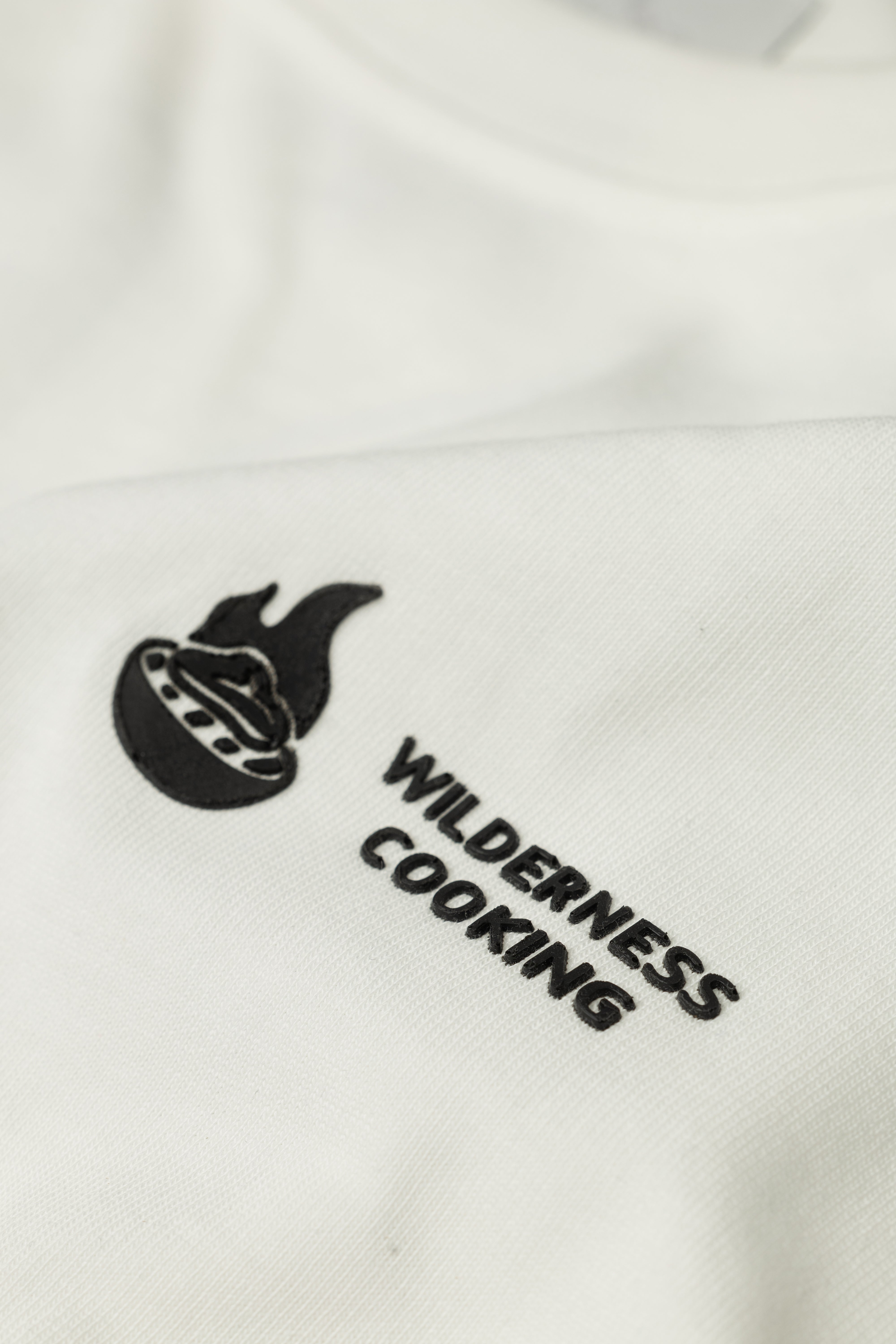 T-Shirt in Ecru mit einfarbigem Wilderness Cooking-Logo